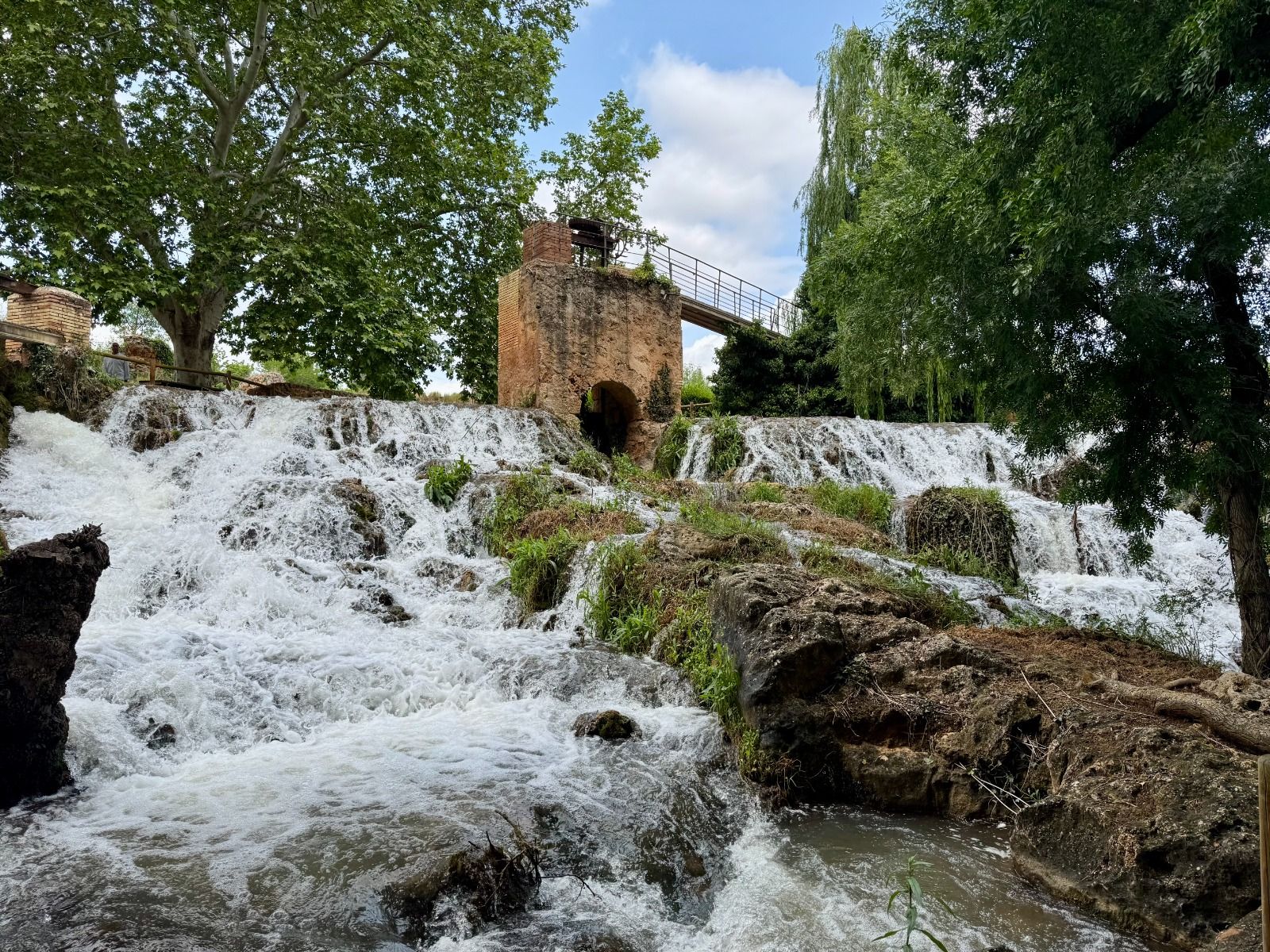Un nuevo aparcamiento facilitará el uso turístico y la protección de la Gruta de las Maravillas en Ibdes